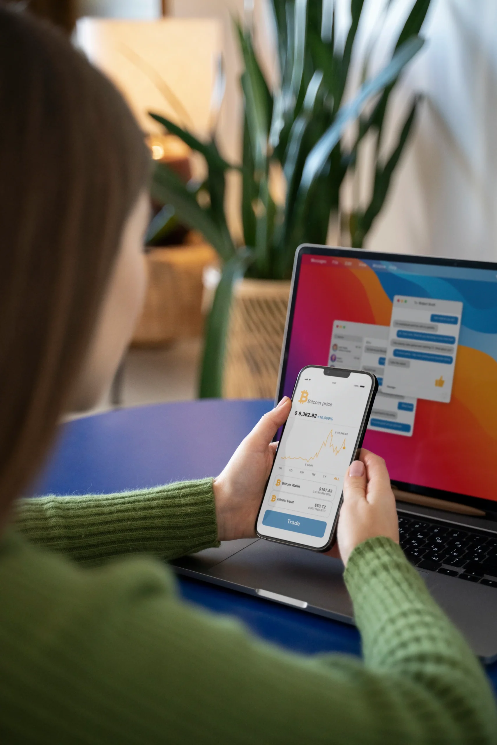 mujer-buscando-monedas-criptograficas-usando-su-telefono-inteligente-mientras-esta-en-casa_11zon